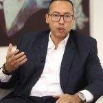 Lorenzo Ramírez mostró los distintos modelos del nuevo pasaporte electrónico.