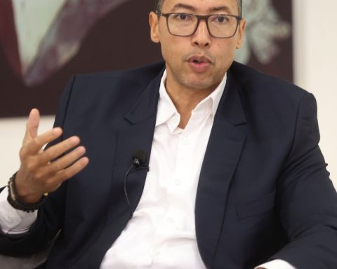 Lorenzo Ramírez mostró los distintos modelos del nuevo pasaporte electrónico.