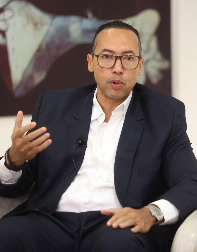 Lorenzo Ramírez mostró los distintos modelos del nuevo pasaporte electrónico.