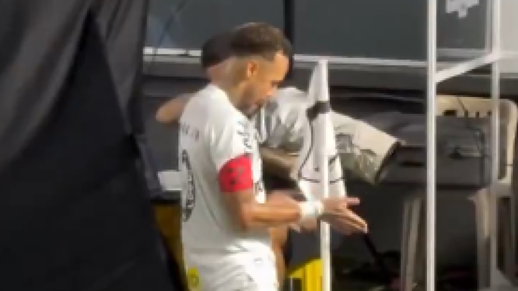 Neymar scores a goal and hits Prestianni!