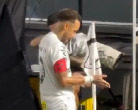 Neymar scores a goal and hits Prestianni!