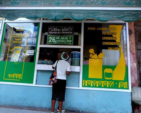 Official inflation falls in Cuba amid historic collapse of the peso