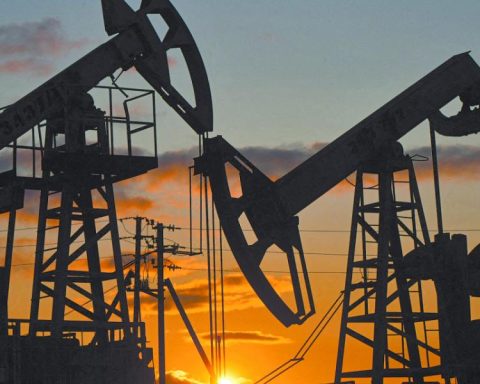 Oil prices close higher due to tensions in Iran