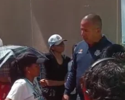 PNB officials try to stop protests by relatives of political prisoners in Zone 7