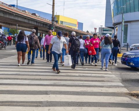 Pedestrians respect pedestrian crossings in the National District