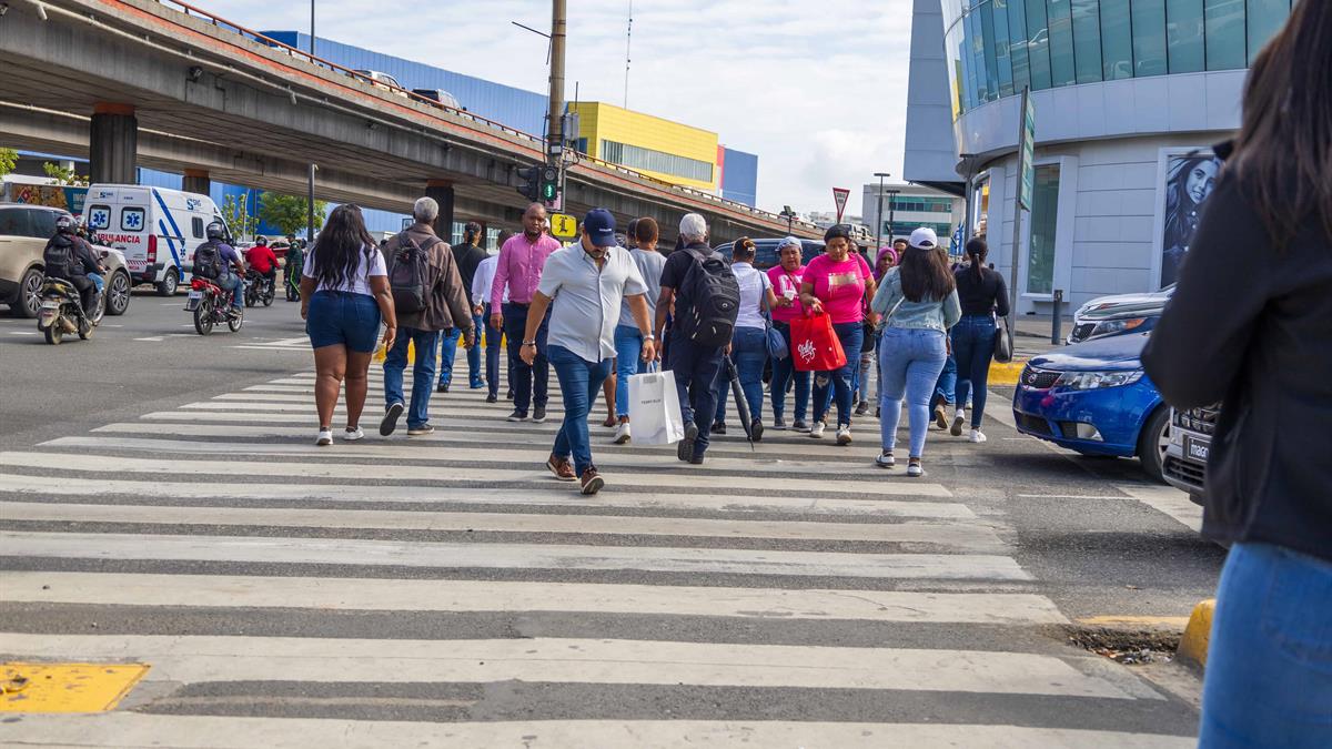 Pedestrians respect pedestrian crossings in the National District