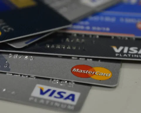 Percentage of families with debt grows, but default falls