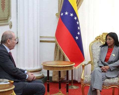 President (E) receives the Foreign Minister of Jordan, Ayman Hussein Al-Safadi