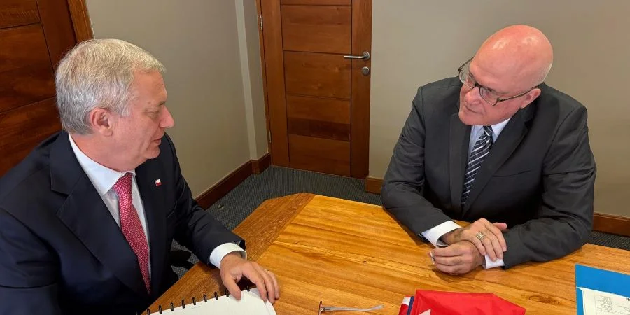 José Antonio Kast (izquierda) y Orlando Gutiérrez-Boronat, en Santiago de Chile, este viernes