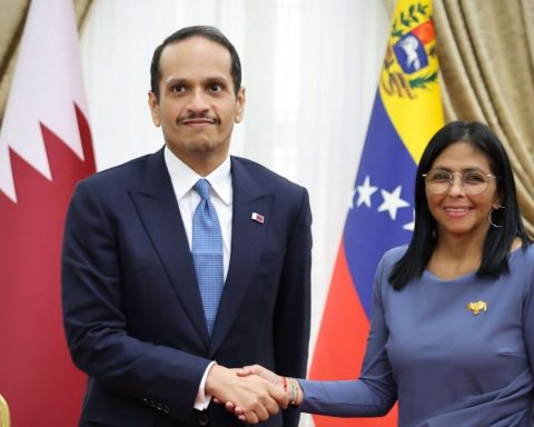 President in charge receives the Prime Minister of Qatar in Miraflores
