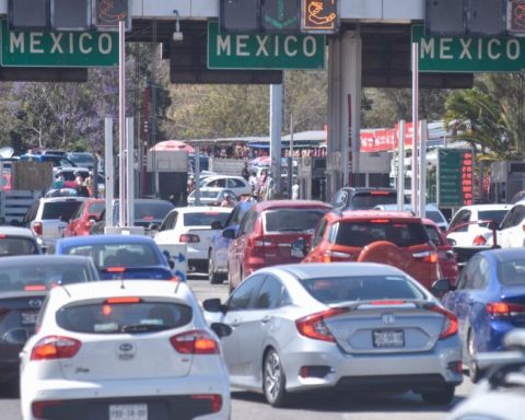 Protesters remove blockades from the Autopista del Sol