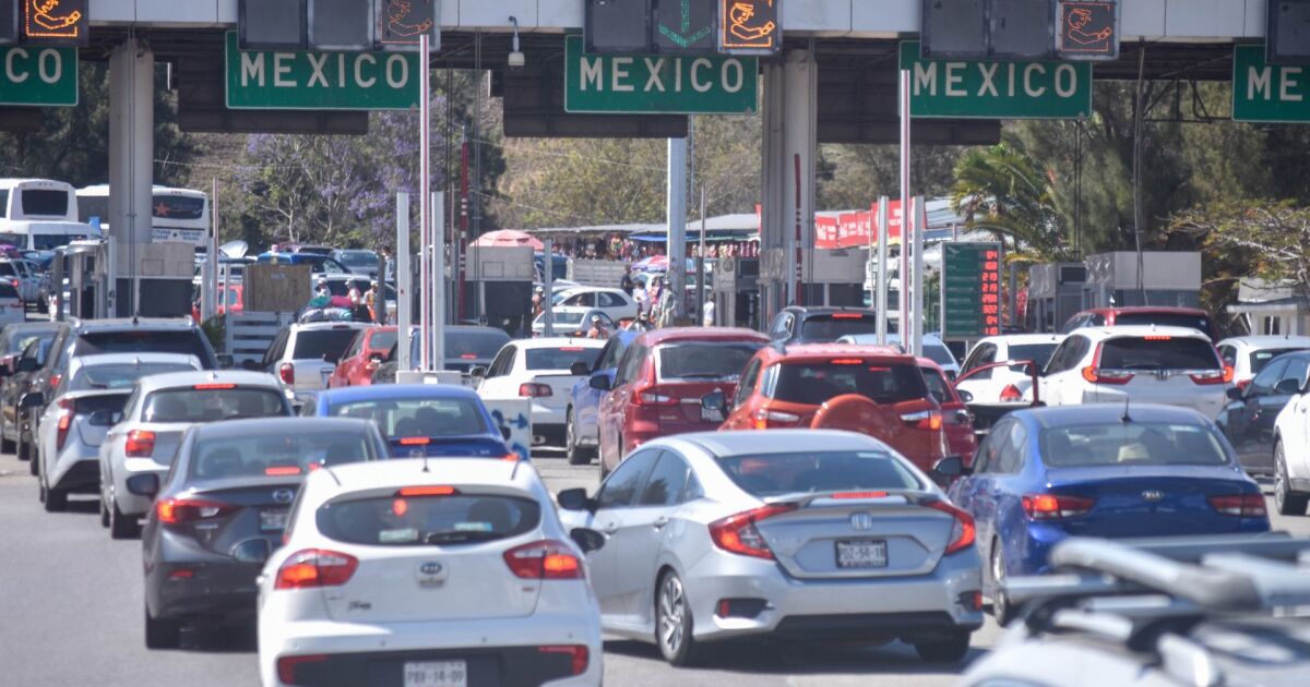 Protesters remove blockades from the Autopista del Sol
