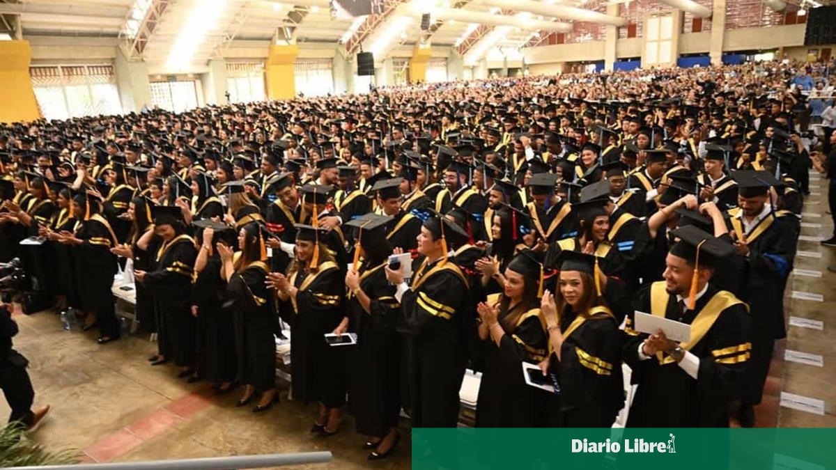 Pucmm presents 1,273 new professionals in Santiago