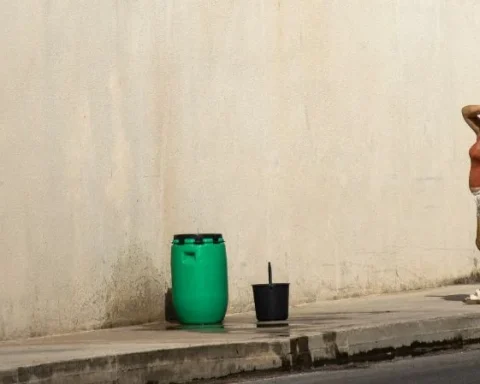 Asegurar el agua se ha convertido en una lucha diaria para los cubanos