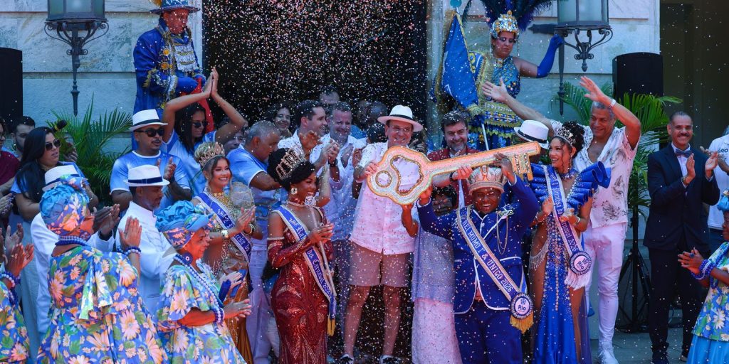 Rei Momo receives key to the city and opens Rio Carnival 2026