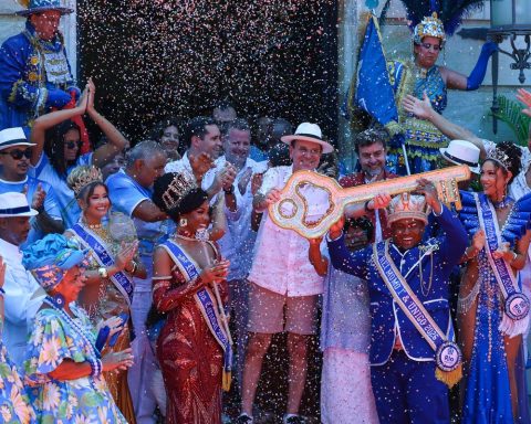 Rei Momo receives key to the city and opens Rio Carnival 2026