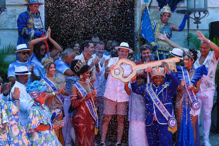 Rei Momo receives key to the city and opens Rio Carnival 2026