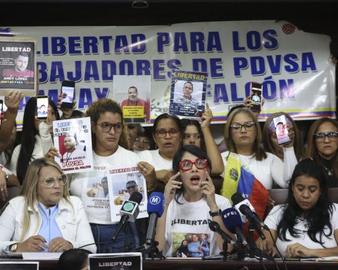 Relatives of detained oil workers ask for their release in Venezuela