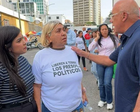 Relatives of political prisoners in Zone 7 confronted a woman who hugged Jorge Rodríguez: "First time we see her"