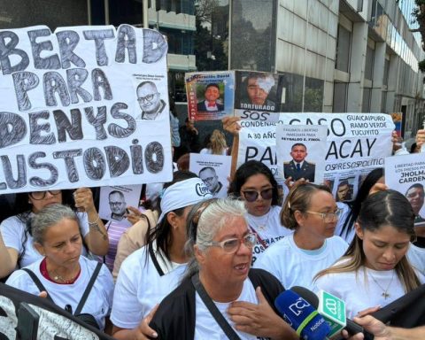 Relatives of political prisoners meet with deputies and insist on extending amnesty