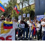 Relatives of political prisoners protest in front of El Helicoide: "Freedom for all"