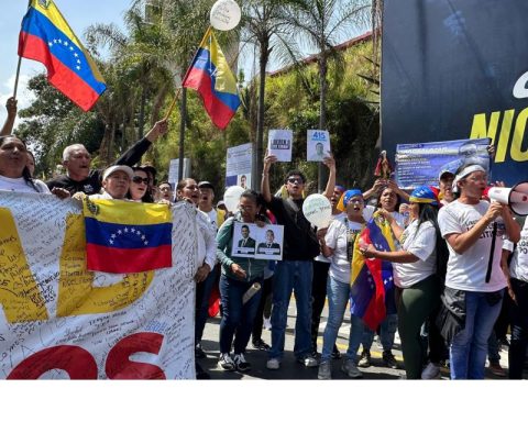 Relatives of political prisoners protest in front of El Helicoide: "Freedom for all"