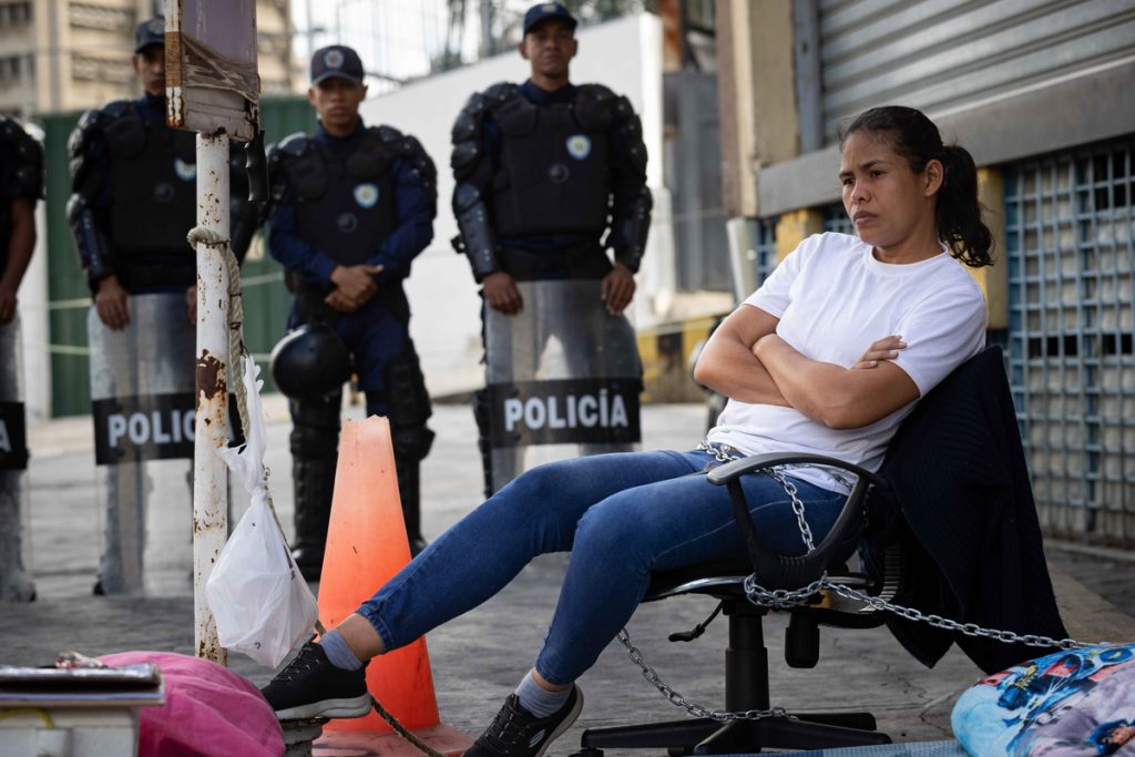 Relatives of political prisoners remain chained in Zone 7 due to unfulfilled promises by Jorge Rodríguez