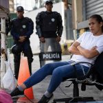 Relatives of political prisoners remain chained in Zone 7 due to unfulfilled promises by Jorge Rodríguez