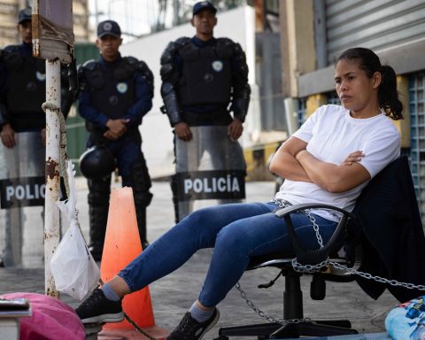 Relatives of political prisoners remain chained in Zone 7 due to unfulfilled promises by Jorge Rodríguez