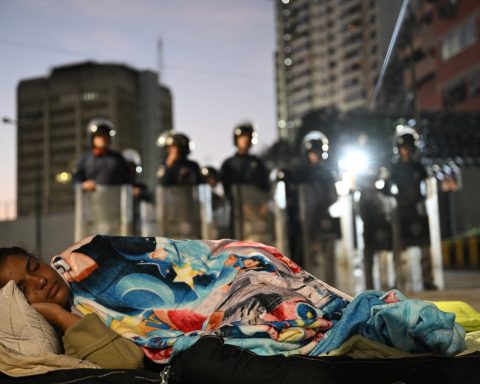 Relatives of political prisoners remain waiting for release