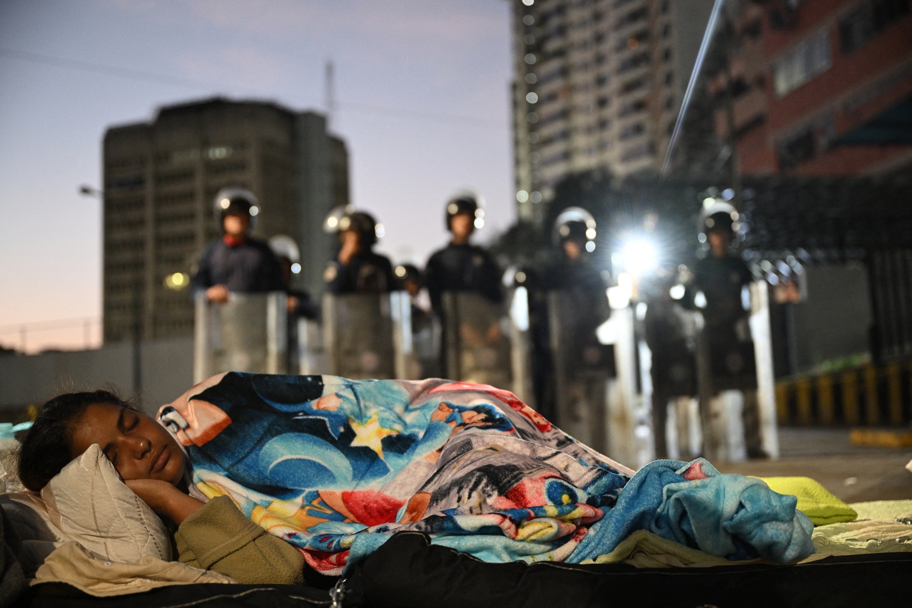 Relatives of political prisoners remain waiting for release