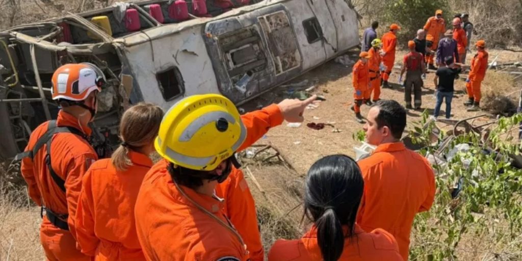 Rollover of bus carrying pilgrims leaves 15 dead in Alagoas
