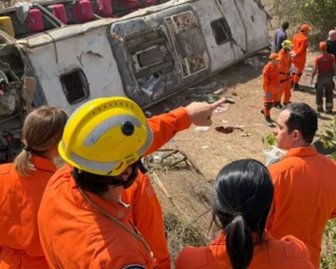Rollover of bus carrying pilgrims leaves 15 dead in Alagoas