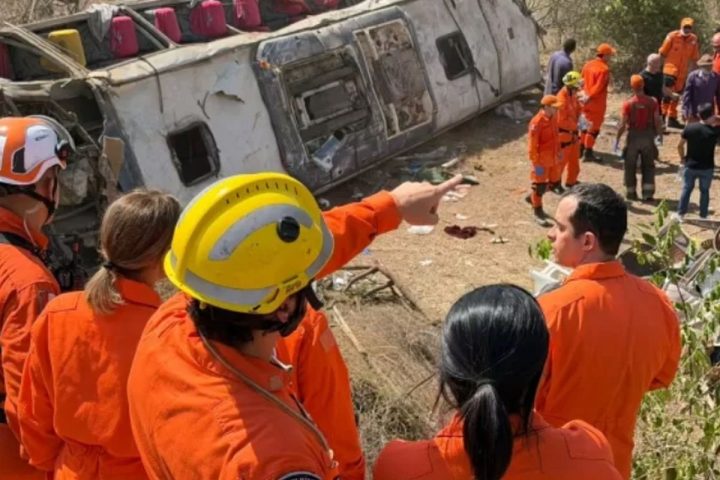 Rollover of bus carrying pilgrims leaves 15 dead in Alagoas