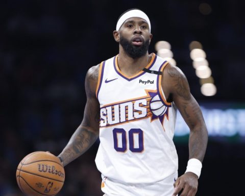 Royce O'Neale Late Three-Pointer Lifts Short-Handed Suns Over Lakers 113-110