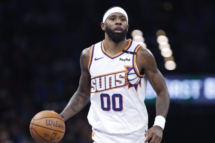 Royce O'Neale Late Three-Pointer Lifts Short-Handed Suns Over Lakers 113-110