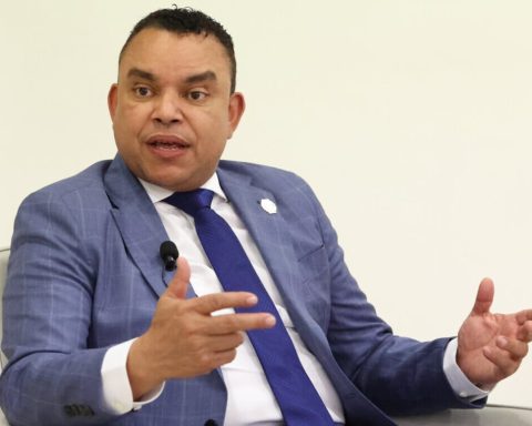 SNS admite déficit de RD$13 mil millones y advierte presión por accidentes de tránsito