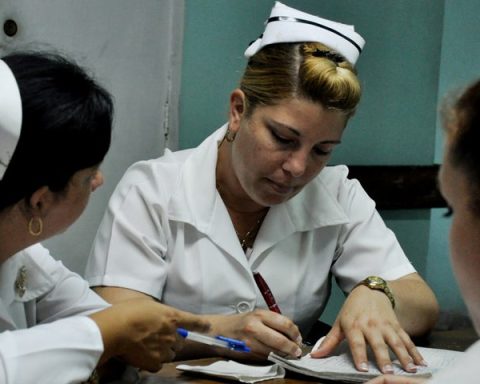Enfermeras trabajando en Cuba