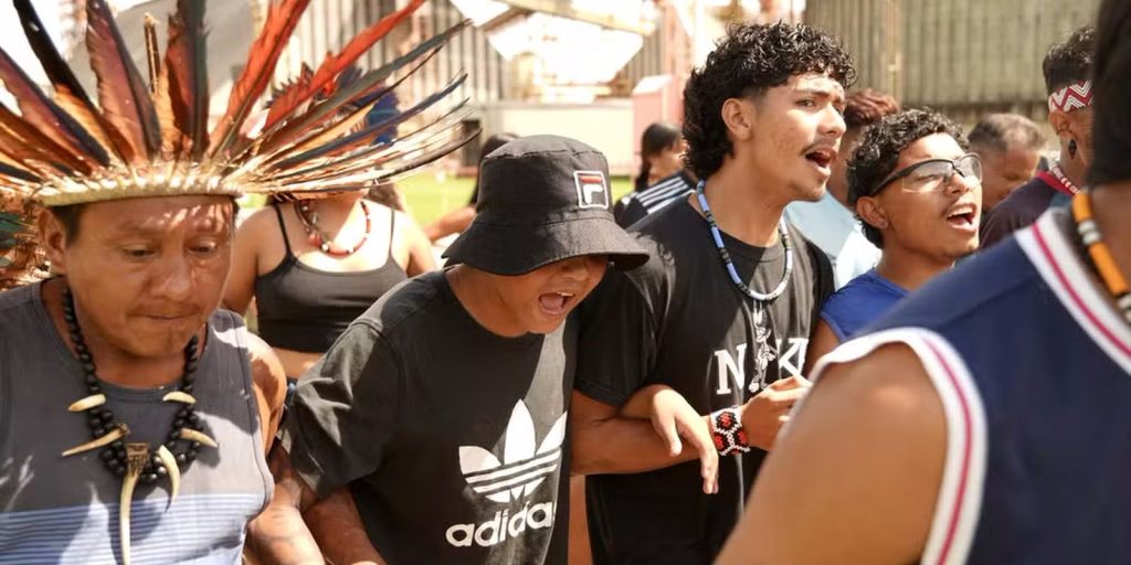 Santarém: indigenous people protest against privatization of waterways