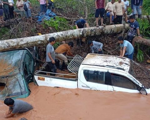 Satipo: Flooding stream carries away two trucks