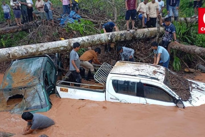 Satipo: Flooding stream carries away two trucks