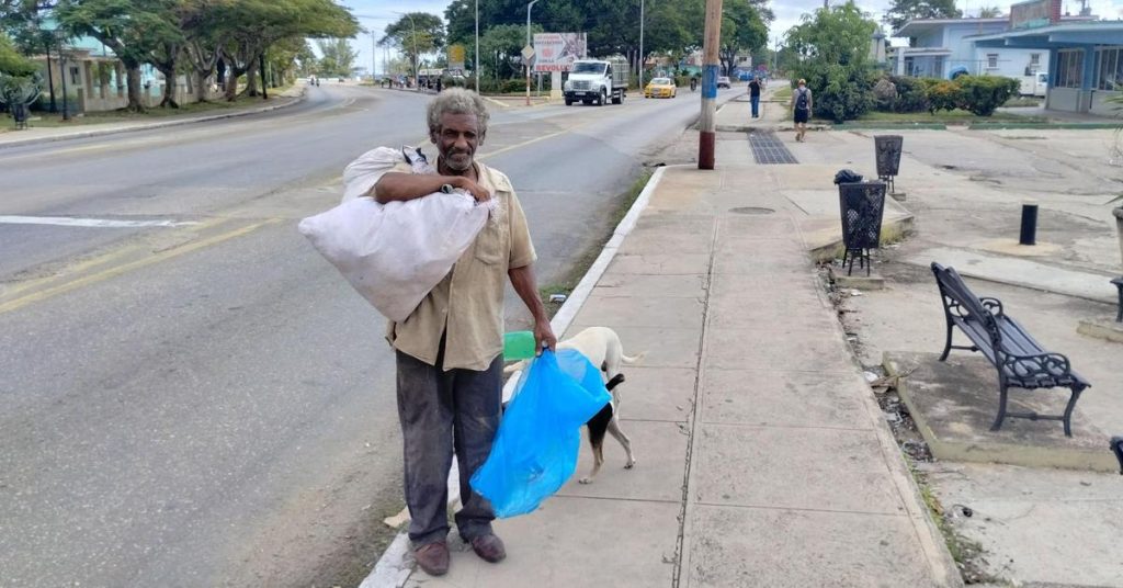 Sell ​​food by day and survive on the streets at night