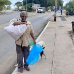 Sell ​​food by day and survive on the streets at night