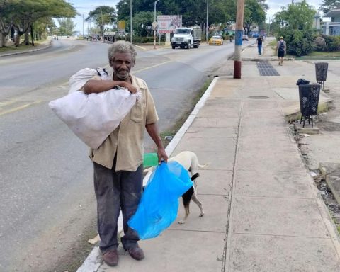 Sell ​​food by day and survive on the streets at night