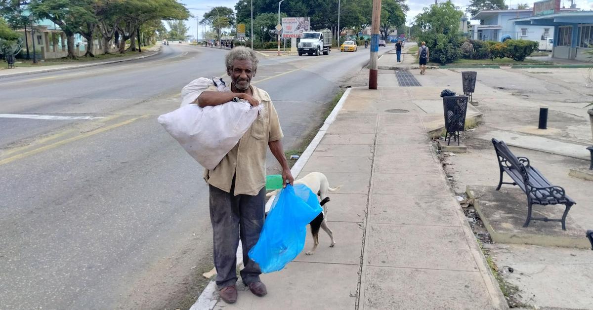 Sell ​​food by day and survive on the streets at night