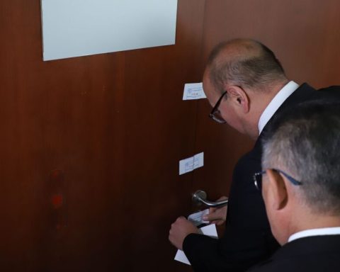 Senate beauty salon closed after causing controversy