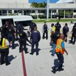 Momento en que los seis cubanos fueron entregados a las autoridades de Islas Caimán