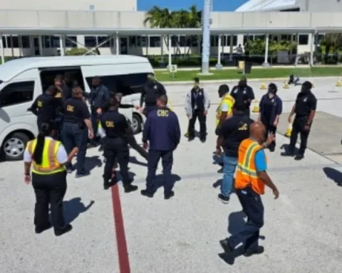 Momento en que los seis cubanos fueron entregados a las autoridades de Islas Caimán
