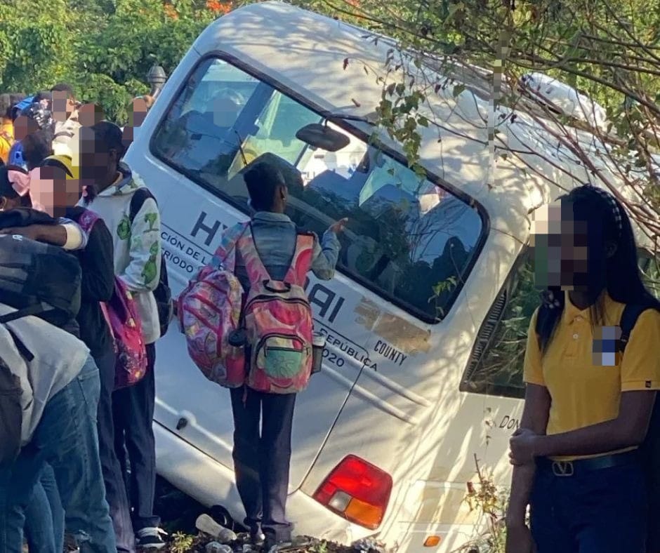 Spectacular accident leaves at least nine students injured on the Santo Domingo-Yamasá highway