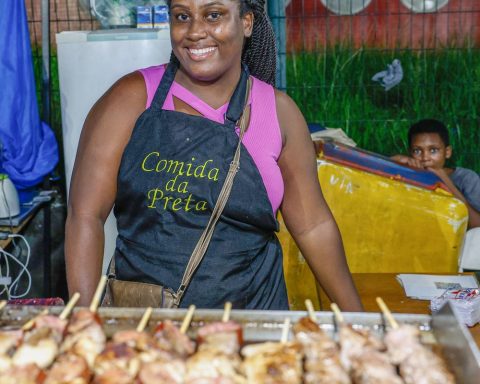 Street mothers collect support points for children at Carnival